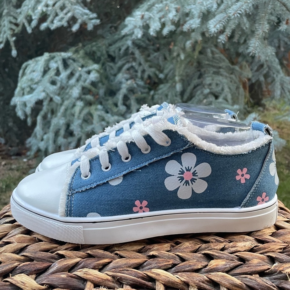 Sporty Blue Denim White Daisy Print Frayed Edge Sneakers. Women’s size 9.5